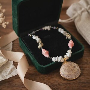Handgemachte Unisex Boho Halskette, rosa weiße Perlenkette mit großen unregelmäßigen Perlen, Statement Schmuck, Weihnachtsgeschenk
