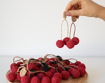 Virkad körsbärsväska-berlock, raffia-tygtillbehör, handgjord nyckelring