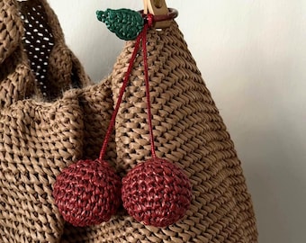 Stickad Raffia Körsbär Berlock - Handgjord Väsktillbehör - Fruktnyckelring - Hållbar Raffia Dekor - Söt Gåva till Henne