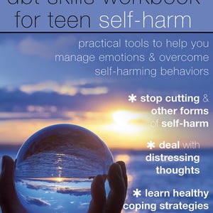 Könnte beinhalten: Das Buch The DBT Skills Workbook for Teen Self-Harm von Sheri Van Dijk, MSW. Das Cover zeigt einen blauen Hintergrund mit einer Kristallkugel, die einen Sonnenuntergang über dem Wasser reflektiert. Der Text umfasst: stop cutting & other forms of self-harm, deal with distressing thoughts und learn healthy coping strategies.