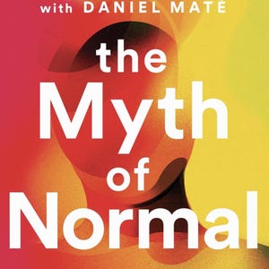 以下が含まれることがあります： Gabor Maté, MD と Daniel Matéによる「The Myth of Normal」の書籍カバー。タイトルは大きな白い文字で、赤と黄色の背景に書かれています。本のサブタイトルは「Trauma, Illness & Healing in a Toxic Culture」です。