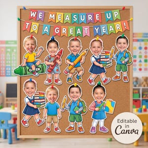 Può includere: Una bacheca in sughero con uno striscione colorato con il testo WE MEASURE UP TO A GREAT YEAR! e nove ritagli di cartoni animati di bambini con volti fotografici, ognuno dei quali tiene in mano materiale scolastico come matite, libri e pastelli.