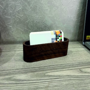 Aangepaste houten visitekaartjeshouder, houten kaarthouder met monogram, kaartenorganisator, kaartdisplay kantoor, relatiegeschenken, verjaardagscadeau voor hem