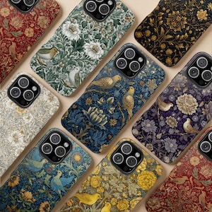 Può includere: Una collezione di custodie per telefoni con disegni floreali e di uccelli. Le custodie presentano vari schemi di colori, tra cui rosso, verde, blu e oro, con illustrazioni dettagliate di fiori e uccelli. Le custodie sono disposte in un motivo diagonale, mostrando la varietà dei disegni.