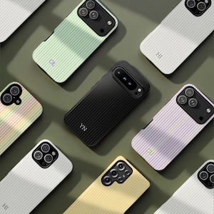 Puede incluir: Una colección de fundas para teléfonos inteligentes en varios colores, incluyendo negro, blanco, amarillo, verde y lavanda. Cada funda presenta un diseño a rayas y un recorte para la cámara. Algunas fundas tienen iniciales.