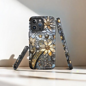 Op de afbeelding: Een telefoonhoesje met een moza&iuml;ekontwerp met bloemen en gouden accenten. Het hoesje is gemaakt van duurzaam materiaal en heeft een strakke, moderne uitstraling.