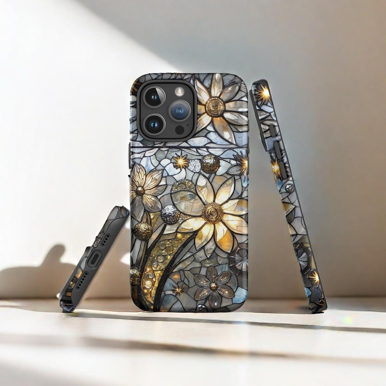 Op de afbeelding: Een telefoonhoesje met een moza&iuml;ekontwerp met bloemen en gouden accenten. Het hoesje is gemaakt van duurzaam materiaal en heeft een strakke, moderne uitstraling.
