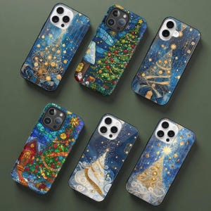 Peut inclure: Six coques de téléphone avec des motifs de Noël. Les coques présentent des images de vitraux d'arbres de Noël, d'étoiles et d'ornements festifs dans des tons de bleu, vert et or. Les coques sont sur une surface vert foncé.