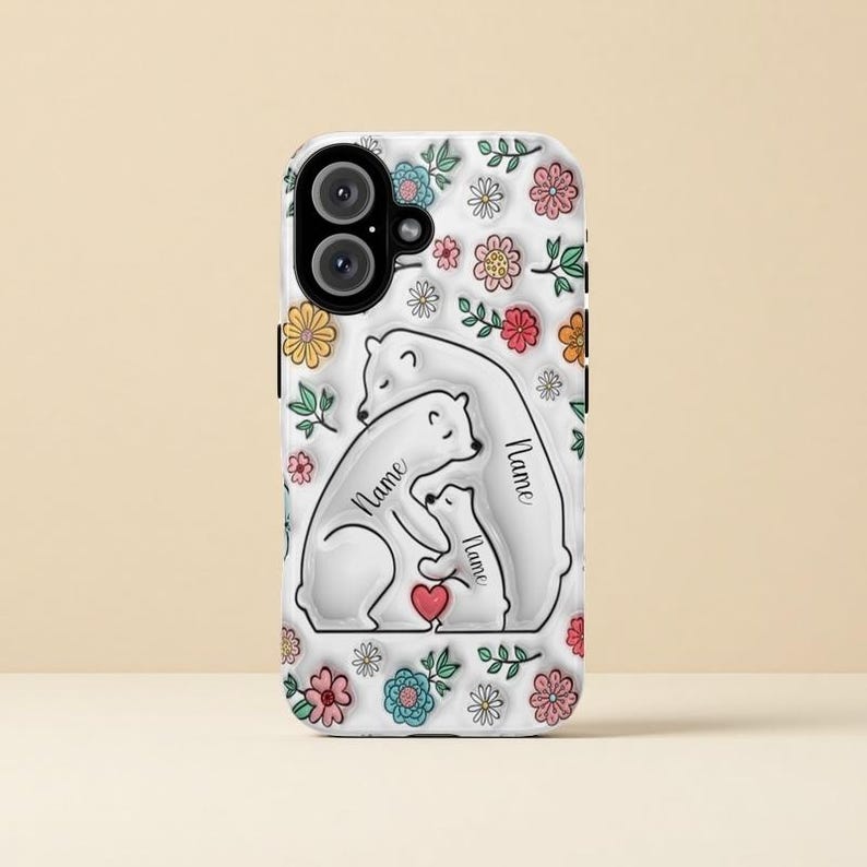 Peut inclure: Coque de t&eacute;l&eacute;phone blanche avec un motif floral et deux ours polaires qui se font un c&acirc;lin. Le texte "Name" est &eacute;crit sur les ours.