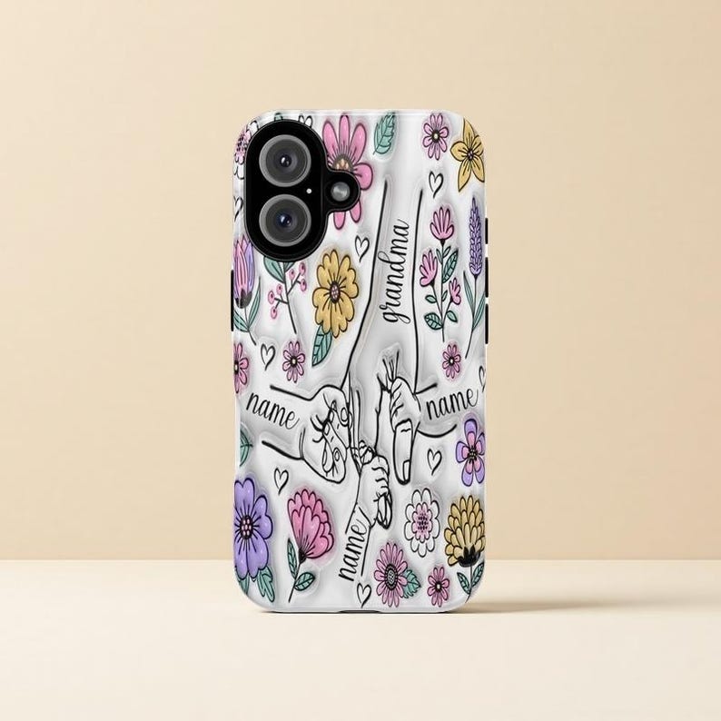 Peut inclure: Coque de t&eacute;l&eacute;phone blanche avec un motif floral et les mots "grandma" et "name" r&eacute;p&eacute;t&eacute;s. Le motif repr&eacute;sente une main tenant une autre main, symbolisant le lien entre une grand-m&egrave;re et son petit-enfant.
