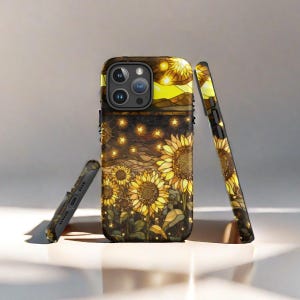 Op de afbeelding: Een zwarte telefoonhoes met een glas-in-loodontwerp met zonnebloemen en sterren. De hoes heeft een uitsparing voor de camera-lenzen van de telefoon.