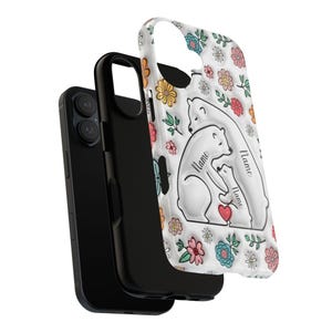 Peut inclure: Coque de t&eacute;l&eacute;phone blanche avec un motif floral et deux ours polaires qui se font un c&acirc;lin. Les ours ont le mot "Nom" &eacute;crit sur eux.