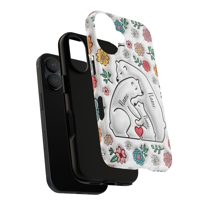 Peut inclure: Coque de t&eacute;l&eacute;phone blanche avec un motif floral et deux ours polaires qui se font un c&acirc;lin. Les ours ont le mot "Nom" &eacute;crit sur eux.