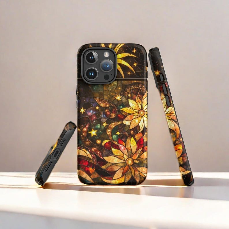 Op de afbeelding: Een zwarte telefoonhoes met een glas-in-loodontwerp met gele bloemen, sterren en een donkere achtergrond.