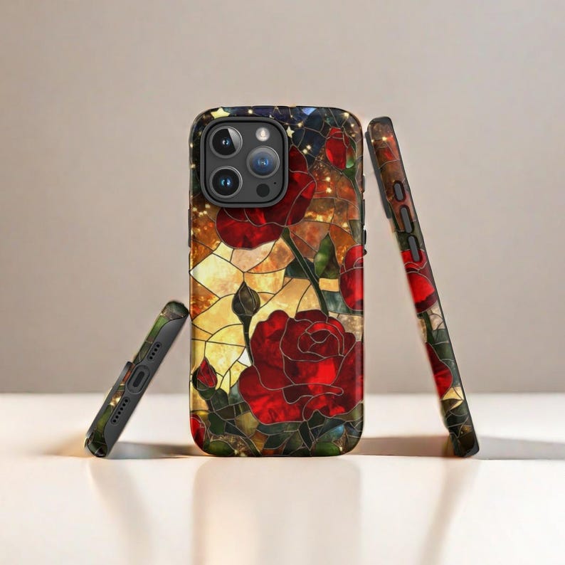 Op de afbeelding: Een zwarte telefoonhoes met een glas-in-loodontwerp met rode rozen en gouden accenten.