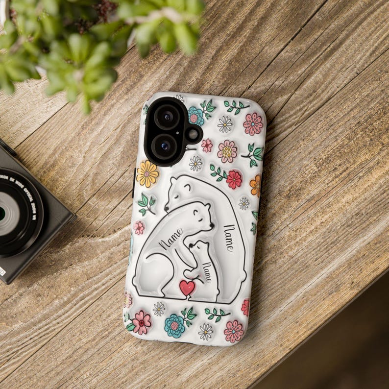 Peut inclure: Coque de t&eacute;l&eacute;phone blanche avec un motif floral et deux ours polaires qui se font un c&acirc;lin. Le texte "Name" est &eacute;crit sur les ours.