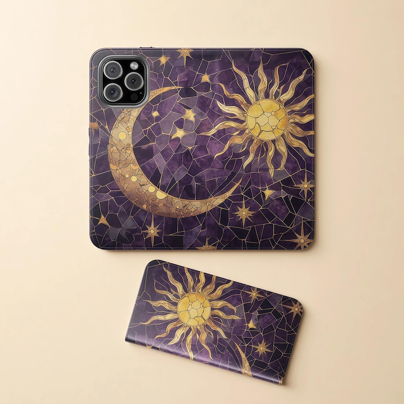 Op de afbeelding: Een telefoonhoesje en een portemonnee met een hemels ontwerp. De hoes en portemonnee hebben een moza&iuml;ekpatroon in paars en goud. Het ontwerp bevat een maan, een zon en sterren.