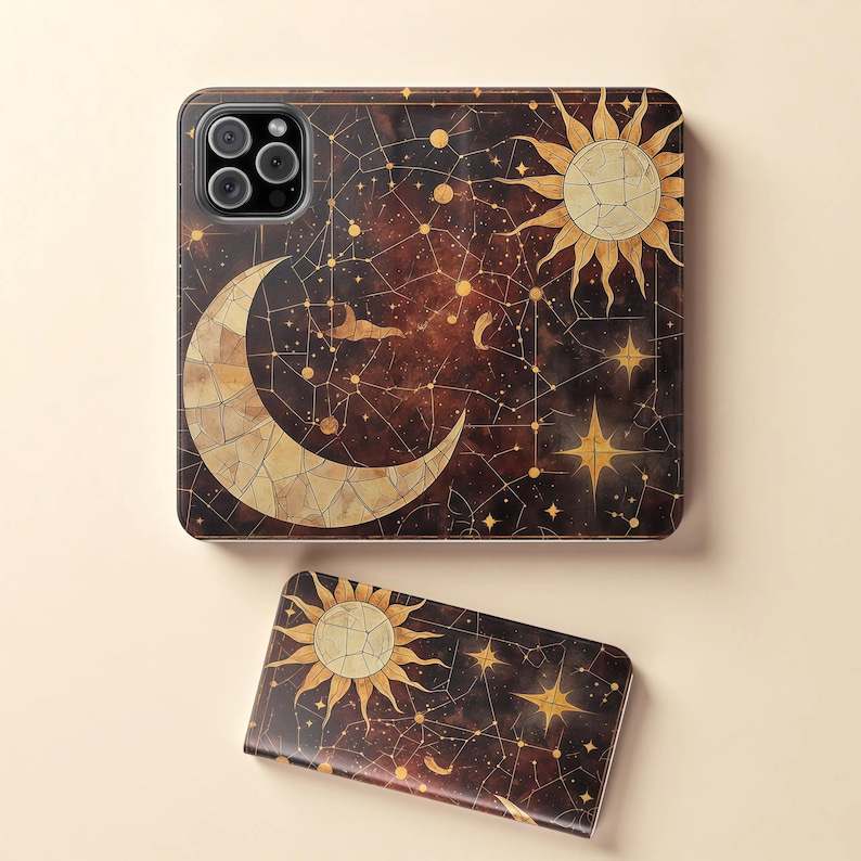 Op de afbeelding: Een telefoonhoesje en een kleinere accessoirehoes hebben een hemels ontwerp. De hoesjes tonen een bruine achtergrond met een gouden maan, zon, sterren en sterrenbeelden. Het ontwerp heeft een vintage, astrologisch thema.