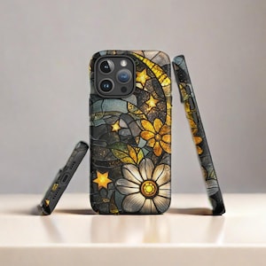 Op de afbeelding: Een zwarte telefoonhoes met een glas-in-loodontwerp met gele bloemen, sterren en een halve maan.