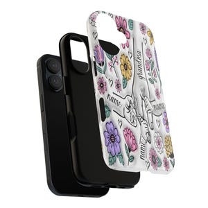 Peut inclure: Une coque de t&eacute;l&eacute;phone blanche avec un motif floral et deux mains se tenant l'une l'autre. Le texte "grandma" et "name" est &eacute;crit sur la coque.