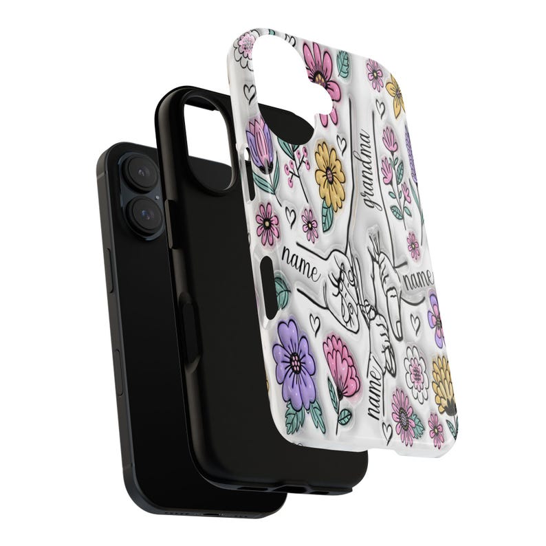 Peut inclure: Une coque de t&eacute;l&eacute;phone blanche avec un motif floral et deux mains se tenant l'une l'autre. Le texte "grandma" et "name" est &eacute;crit sur la coque.