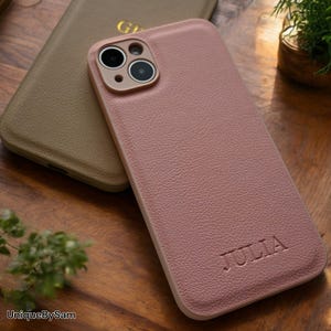 Reliëf iPhone 16-hoesje, gepersonaliseerde leren tas voor iPhone 16 15, 14, 13, 12, 11, XR, XS, X 8, 7 Plus, Pro, Max, SE, Mini, Gift Xmas