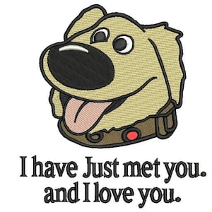 Könnte beinhalten: Gestickter Aufnäher mit Dug aus dem Film "Oben". Das Design zeigt Dugs Kopf mit herausgestreckter Zunge und Halsband. Der Text darunter lautet "I have Just met you. and I love you."