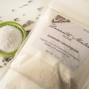 以下が含まれることがあります： 「Unearth Malee HOME Lavender Lemongrass Organic Coconut Laundry Detergent Made with Essential Oils Net Wt. 16 oz. 32-64 Loads」と書いてあるラベルが付いた白い袋。袋の中には白い粉が入っています。