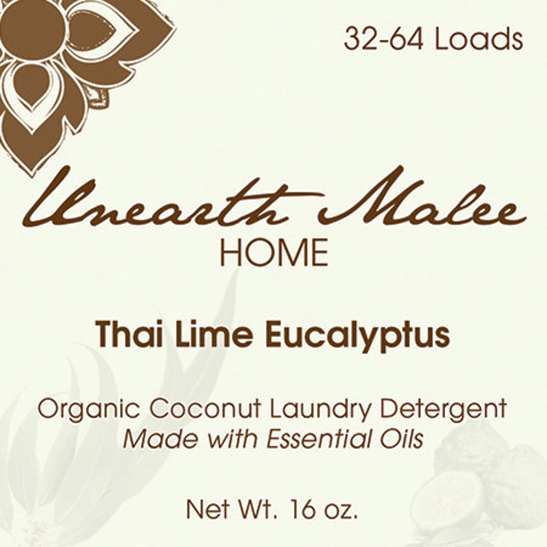 以下が含まれることがあります： 「Unearth Malee HOME」と「Thai Lime Eucalyptus」という白い文字が書かれた茶色のラベル。ラベルには、「Organic Coconut Laundry Detergent Made with Essential Oils」と「Net Wt. 16 oz.」の文字も書かれている。ラベルの左上には茶色の花柄、右下には茶色と白の花柄が描かれている。