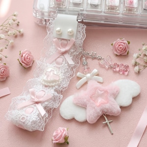 Clavier kawaii, ruban en dentelle et bureau mécanique, charme coquet