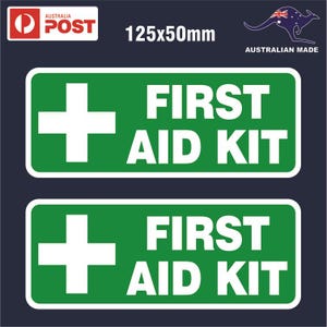 Puede incluir: Dos pegatinas rectangulares verdes con texto blanco «FIRST AID KIT» y un símbolo de cruz blanco. Las pegatinas miden 12,5 cm x 5 cm y están etiquetadas como «HECHO EN AUSTRALIA». El logotipo de Australia Post está en la esquina superior izquierda.