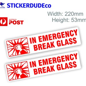 Könnte beinhalten: Zwei weiße Aufkleber mit rotem Text, der "IM NOTFALL GLAS BRECHEN" lautet. Die Aufkleber zeigen eine rote Grafik einer Hand, die eine Glasscheibe zerbricht.
