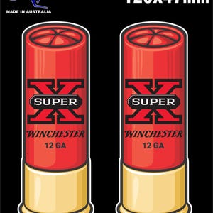 Può includere: Due cartucce per fucile Winchester Super X 12 GA rosse e dorate. I bossoli sono etichettati con il testo "SUPER" e "WINCHESTER". L'immagine include anche il testo "MADE IN AUSTRALIA" e le dimensioni 125x47mm.