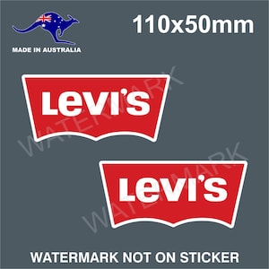Puede incluir: Dos pegatinas rojas y blancas con el logotipo de Levi's, cada una de 110x50mm. Las pegatinas están sobre un fondo gris, con el texto "WATERMARK NOT ON STICKER" en la parte inferior. La esquina superior izquierda presenta un canguro con la bandera australiana y el texto "MADE IN AUSTRALIA".