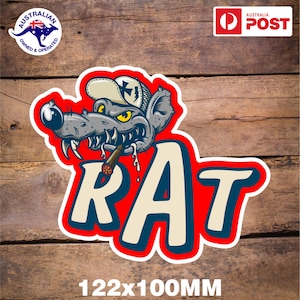 Puede incluir: Una rata de dibujos animados roja, blanca y azul que lleva una gorra de béisbol con una cruz. La rata tiene un cigarro en la boca y tiene baba goteando. La palabra "RAT" está escrita en letras blancas grandes con un contorno azul sobre un fondo rojo. La imagen mide 122x100mm.