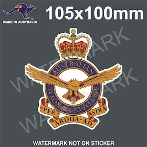Op de afbeelding: Een sticker met het embleem van de Royal Australian Air Force. Het embleem is een cirkelvormig ontwerp met een gouden adelaar in vlucht, een kroon en de woorden "Royal Australian Air Force" in een blauwe cirkel. De woorden "Per Ardua Ad Astra" staan op een banner onder de cirkel.