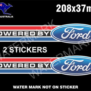 Könnte beinhalten: Zwei Ford-Aufkleber mit dem Text "POWERED BY" über einem blauen ovalen Ford-Logo. Die Aufkleber messen 208x37mm und werden in Australien hergestellt. Der Text "2 STICKERS" ist ebenfalls vorhanden.