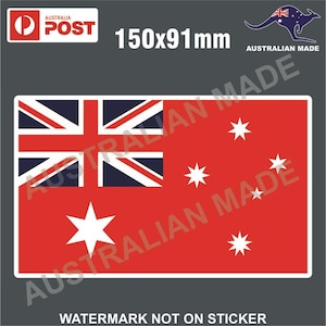 Może przedstawiać: Naklejka z australijską flagą w kolorze czerwonym i niebieskim na białym tle. Naklejka ma wymiary 150 mm x 91 mm i została wyprodukowana w Australii. Na naklejce nadrukowany jest tekst "150x91 mm".