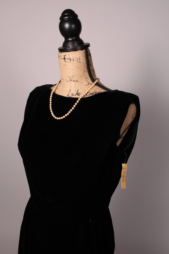 60s Dress //Vintage 60s Black Velvet Dress by Vic… - image 5
