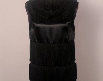 Vestido vintage anos 60 com franjas de cetim preto tamanho S M melindrosa