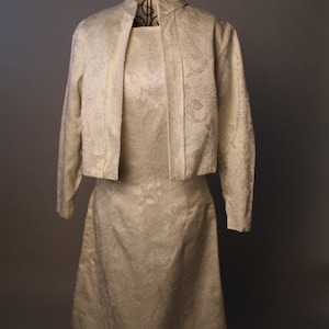 Vintage 60er Jahre Weiß Silber Strukturiert Kleid & Jacke Set Größe M 71 cm Taille