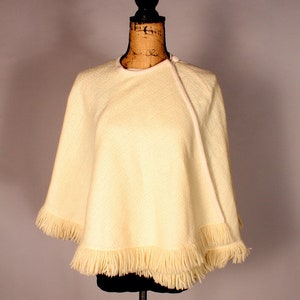 Poncho vintage années 60 en tricot ivoire avec franges I. Magnin