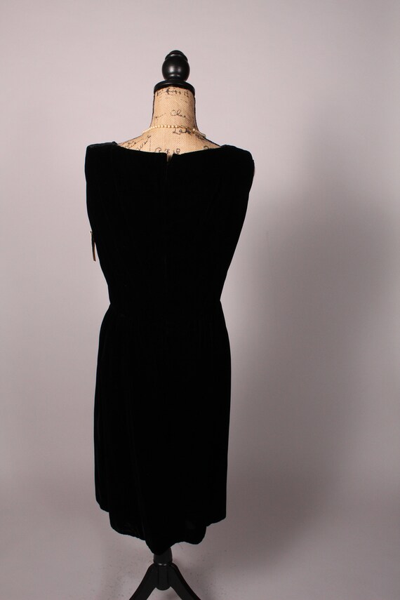60s Dress //Vintage 60s Black Velvet Dress by Vic… - image 8