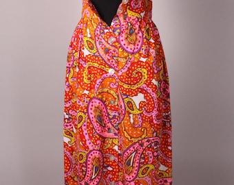 Vintage 60-70-tals rödrosa orange paisleykjol storlek S 66 cm i midjan med knappar framtill Spring Mills-tyg