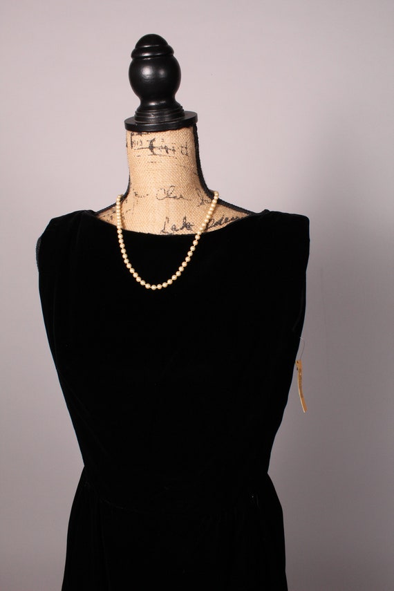 60s Dress //Vintage 60s Black Velvet Dress by Vic… - image 3