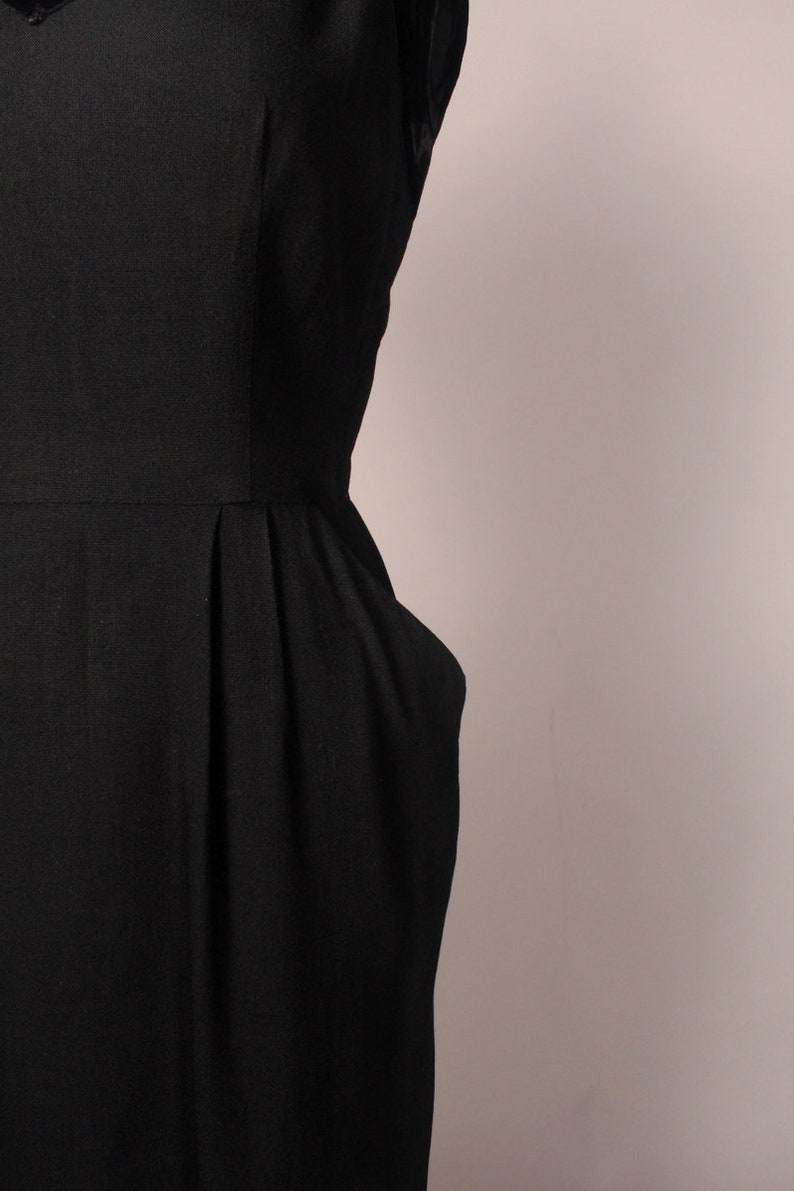 Vintage 50s Black Dress, Vintage 50s Black Linen Dress with Velvet Trim Size S 26 waist, Black Dress metal side zipper zdjęcie 5