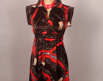 Robe imprimée géométrique marron rouge des années 60 et 70 avec ceinture attachée taille L 32"