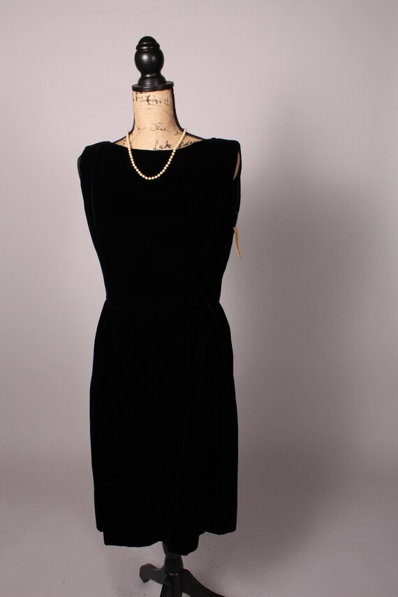 60s Dress //Vintage 60s Black Velvet Dress by Vic… - image 2