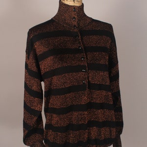 Suéter de punto con rayas negras y cobre metalizado vintage de los años 80 de Joyce fabricado en Hong Kong. Talla L