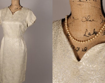 50s 60s Dress //  Vintage 50s 60s Beige Textured Dress with Scalloped Neckline Size M L 31" waist